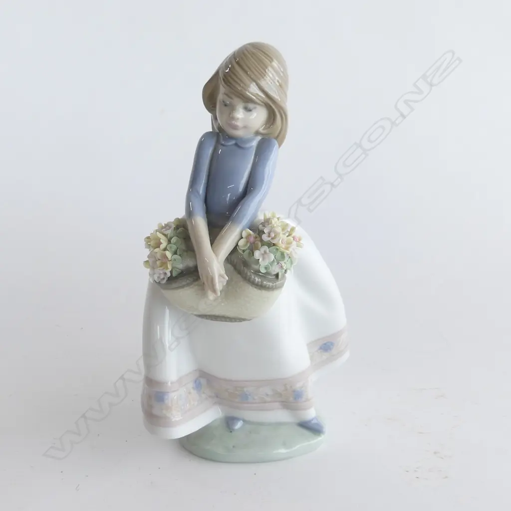 LLADRO GIRL FIGURINE, GIRL WITH FLOWERS, H. 170MM Image 1++