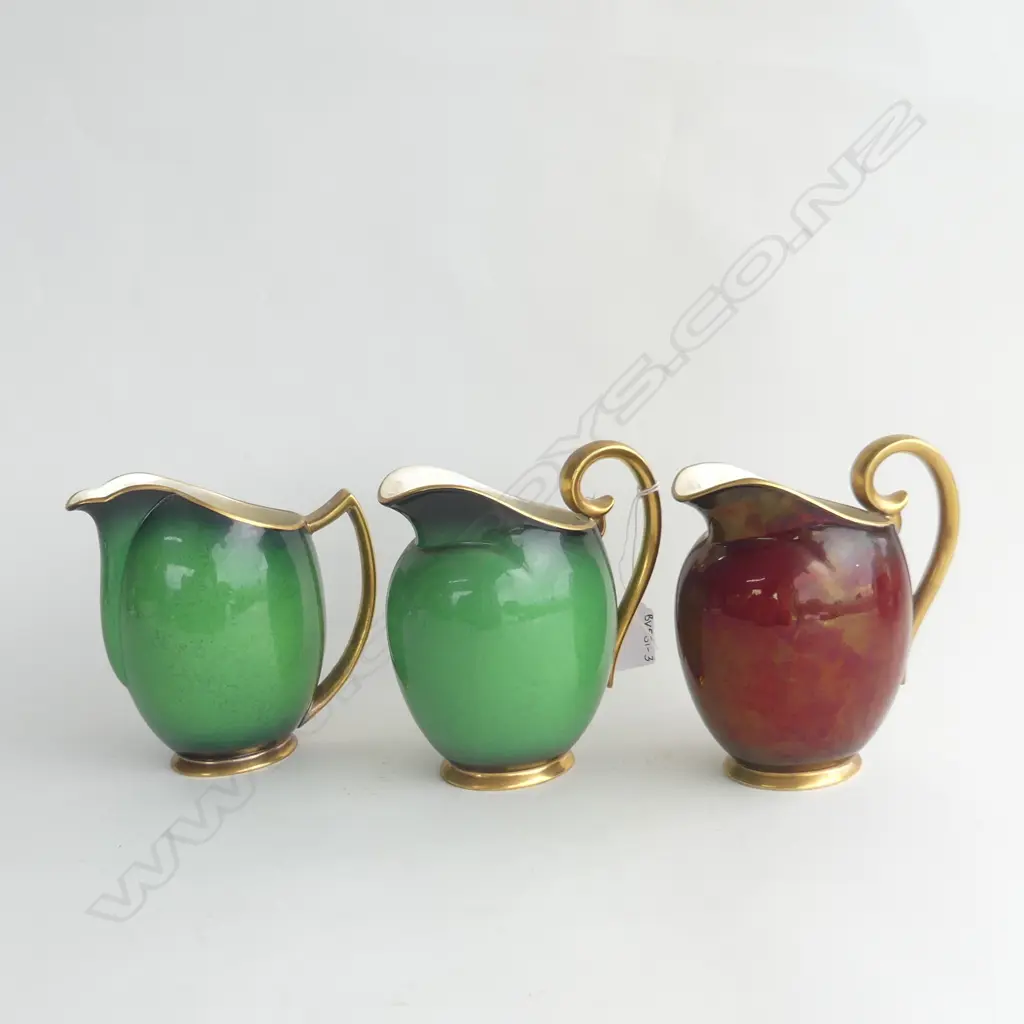 3 CARLTON WARE JUGS; 2 VERT ROYAL & 1 ROUGE ROYAL, ALL WITH GOLD GILDED HANDLS H. 160MM Image 1++