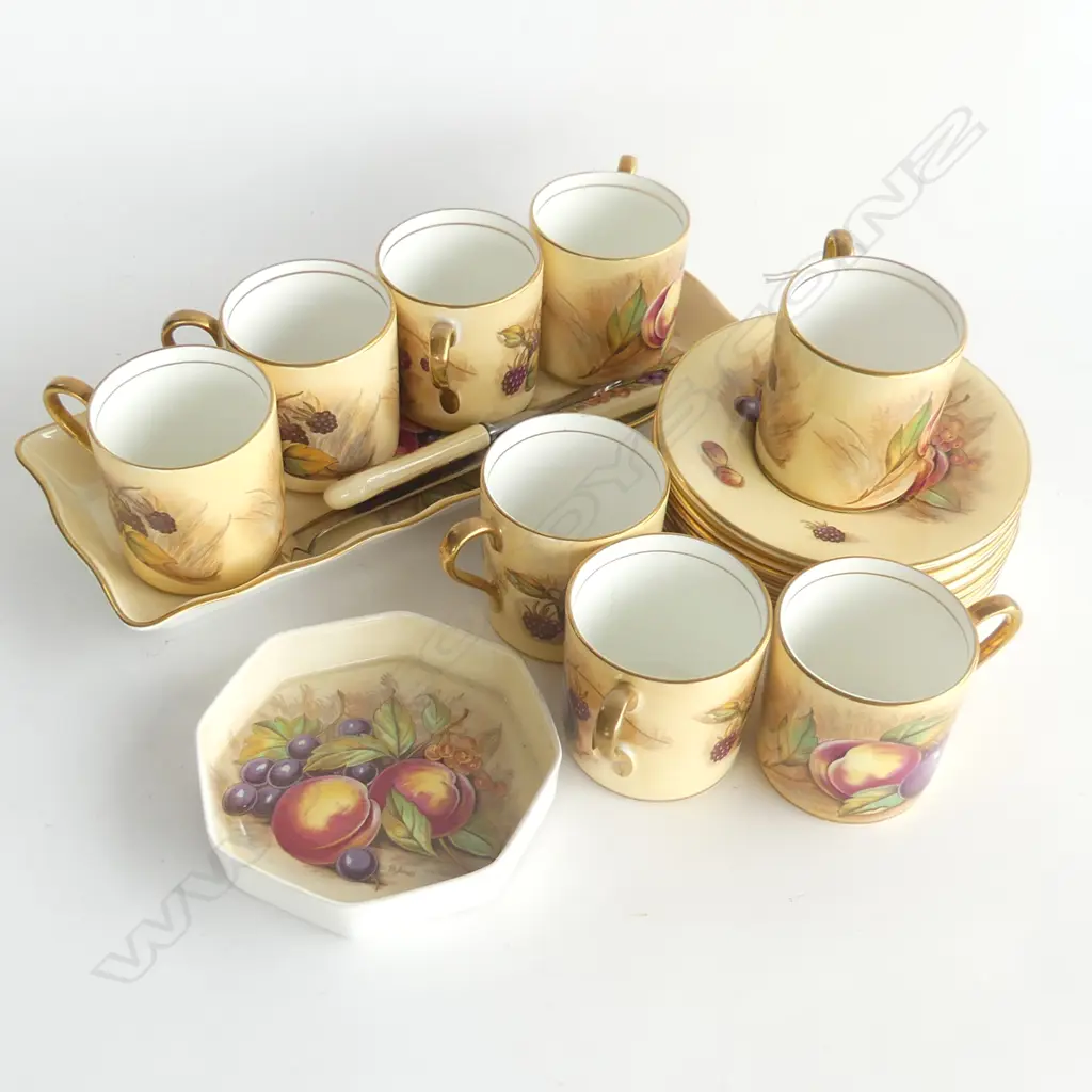 20 PCES AYNSLEY ORCHARD GOLD; 8 DEMI CUPS & SAUCERS + 2 DISHES & 2 KNIVES Image 1++