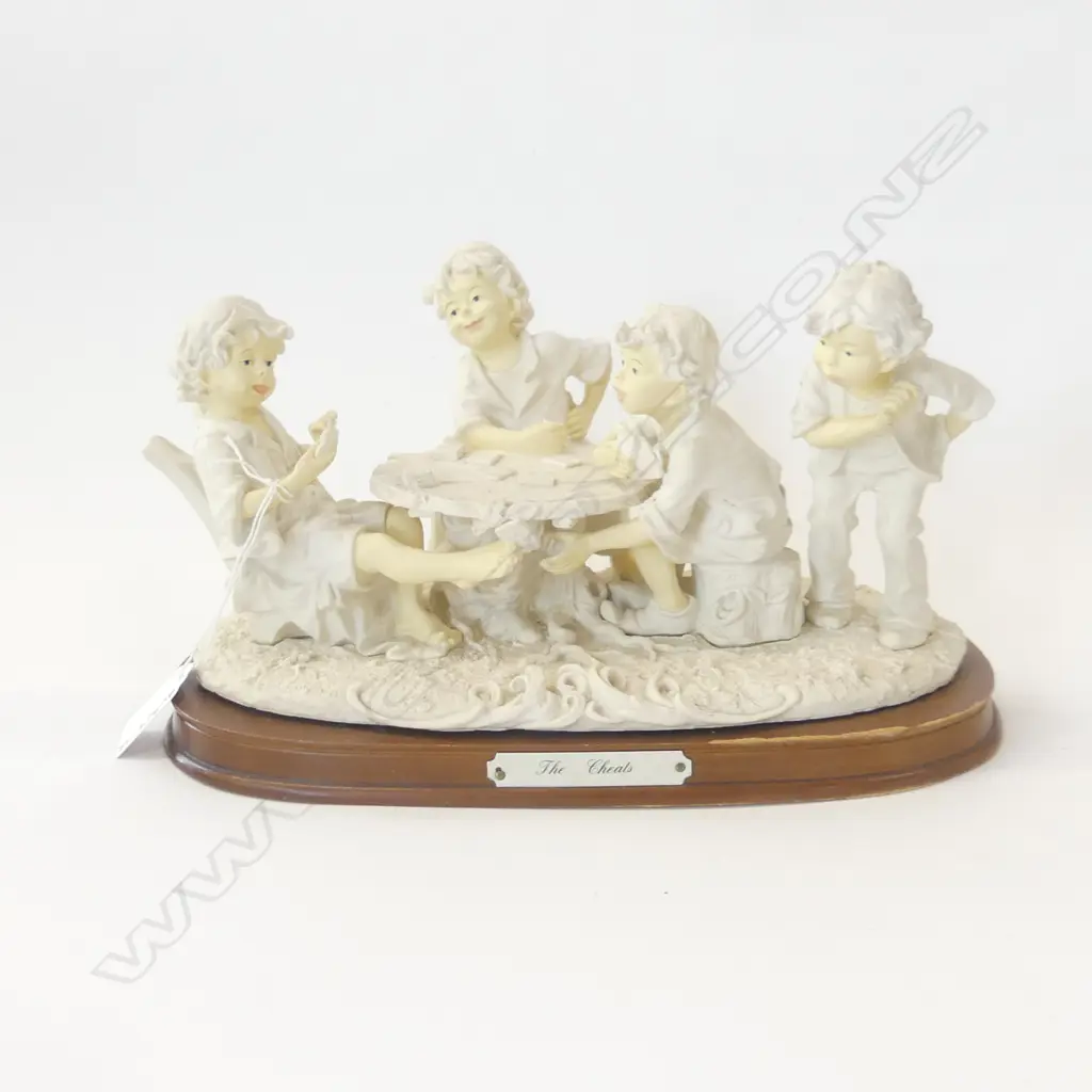 LG FIGURINE 'THE CHEATS' RESIN ON WOODEN BASE L 275  Image 1++
