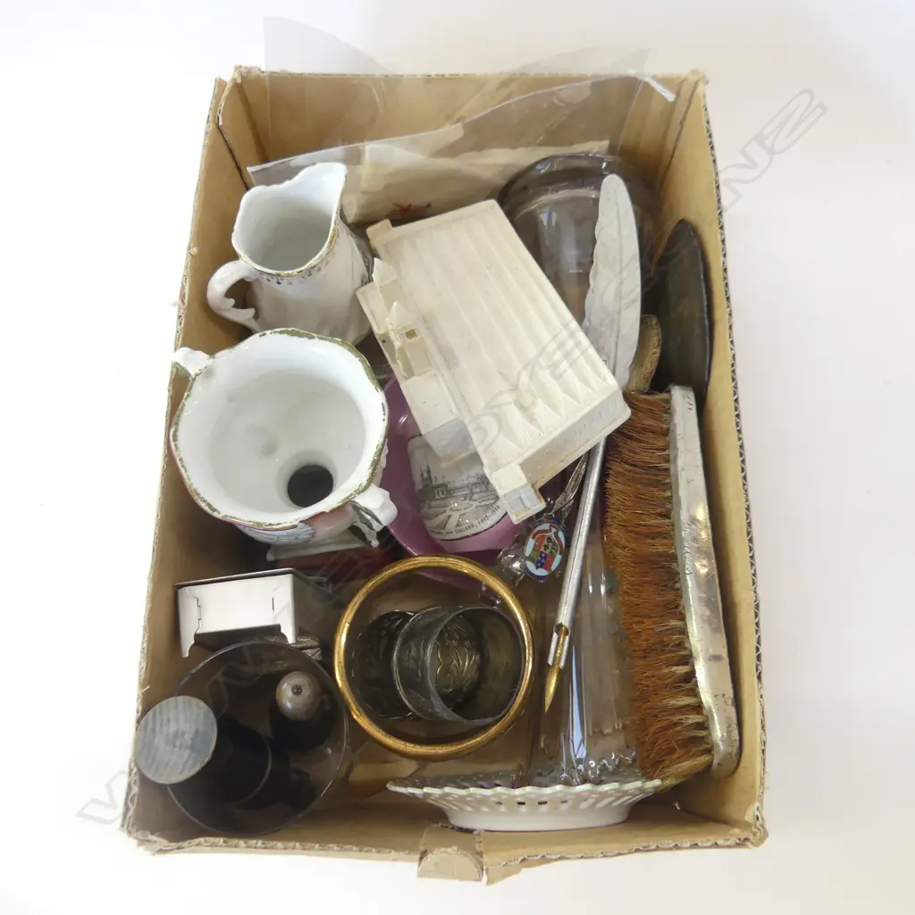 BOX ASST VINTAGE AUCKLAND SOUVENIR WARE Image 1++