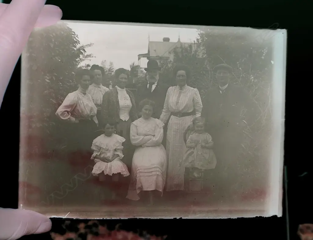 8 EARLY 20thC GLASS PHOTOGRAPHIC PLATES; FAMILY SHOTS Image 1++