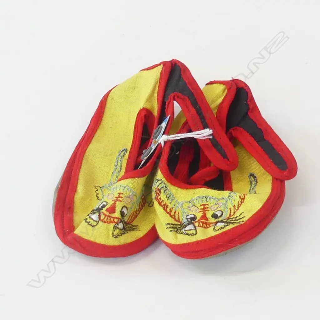 PAIR CHINESE CHILDS EMBROIDERED SLIPPERS Image 1++