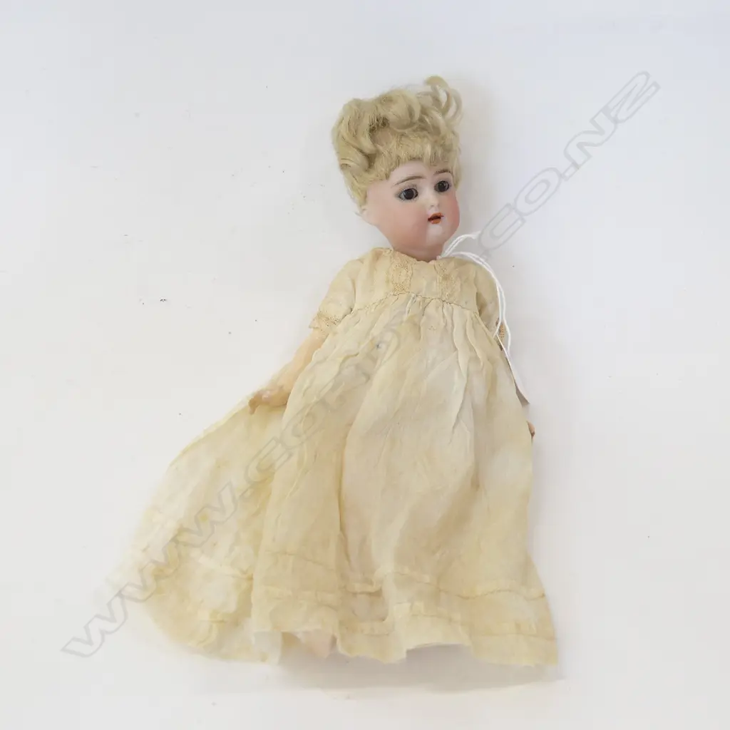 VINTAGE PORCELIAN GIRL DOLL Image 1++
