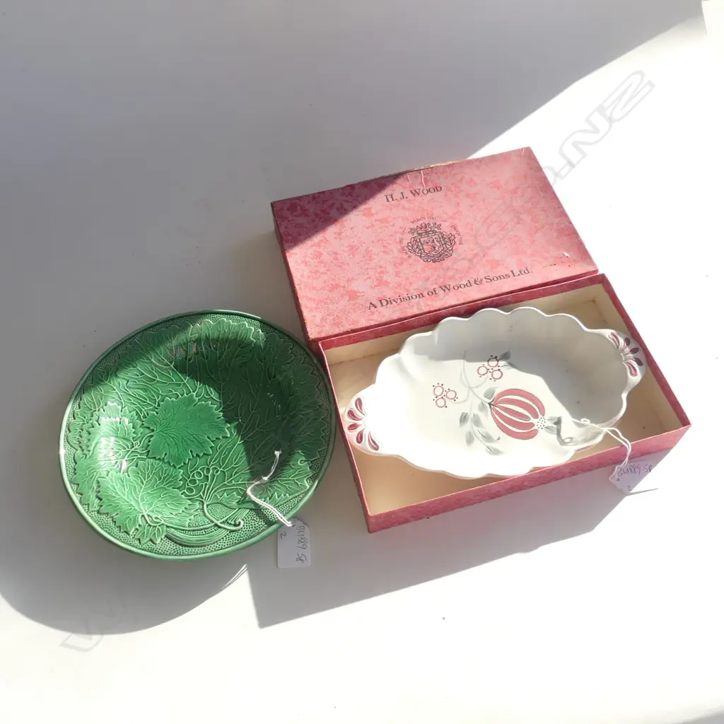 2 ITEMS. ORIG BOXED RADFORD DISH L.250mm & WEDGEWOOD MAJOLICA GREEN LEAF DISH . D 215mm Image 1++