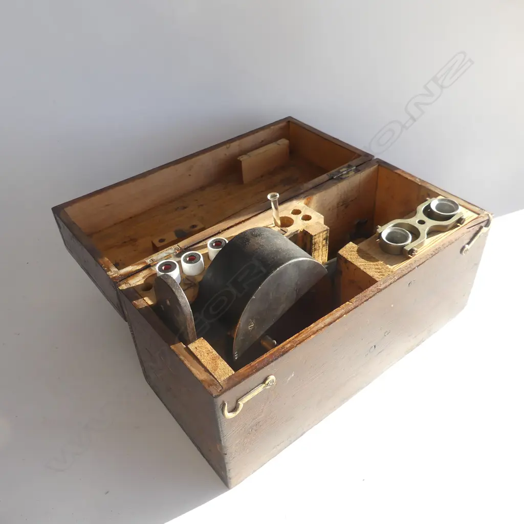 C1900 CHEMISTS BOXED CENTRIFUGE. FOR TESTUBES. BY BAIRD AND TATLOCK LONDON. BOX H 175MM Image 1++