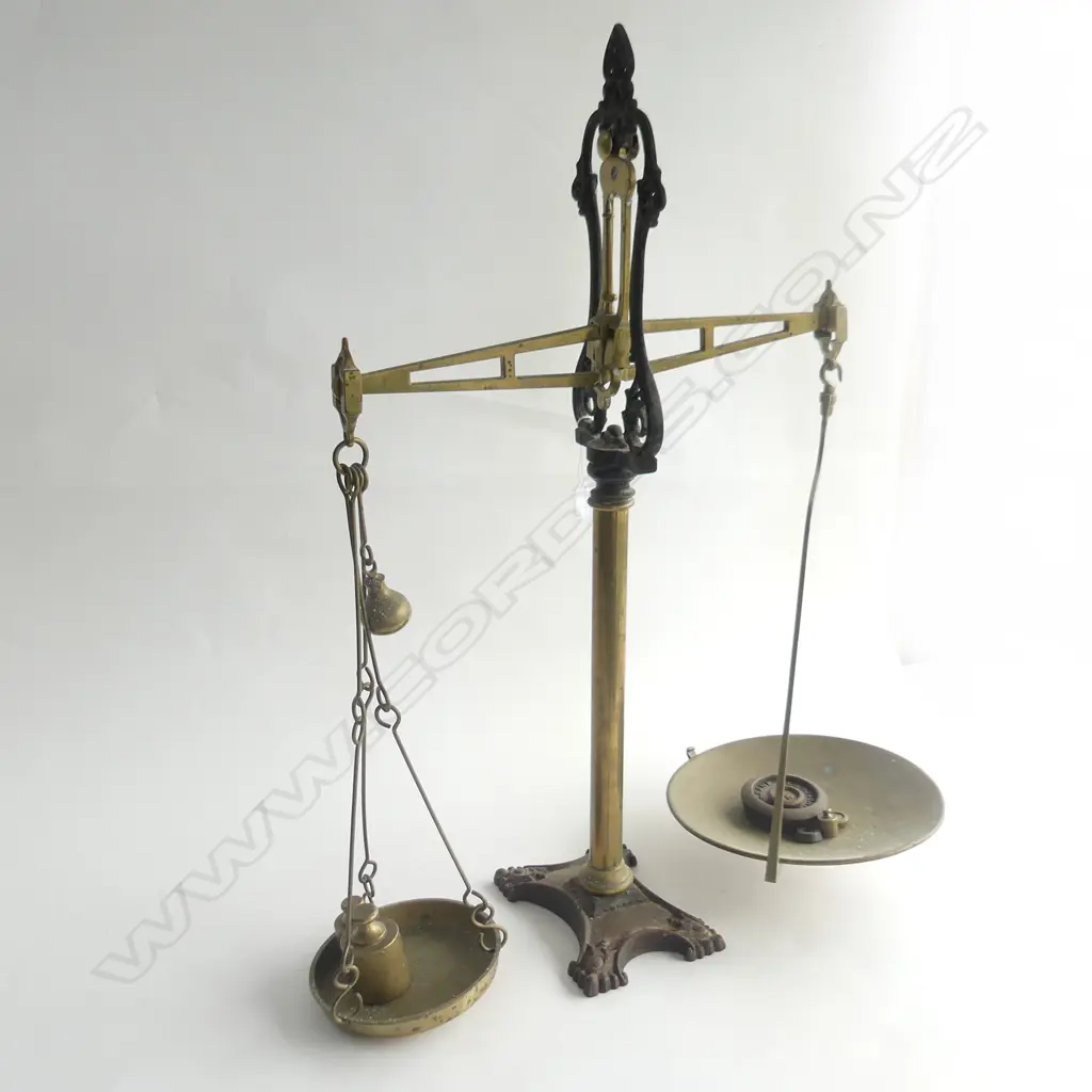 LGE VICTORIAN BRASS & CAST IRON SCALES H. 810mm + 8 WEIGHTS Image 1++