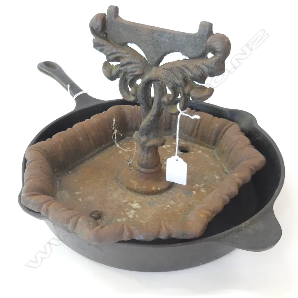 LG CAST IRON FRYING PAN (DIA 325MM) + OLD IRON OUTDOOR BOOT SCRAPER 225 X 300MM Image 1++