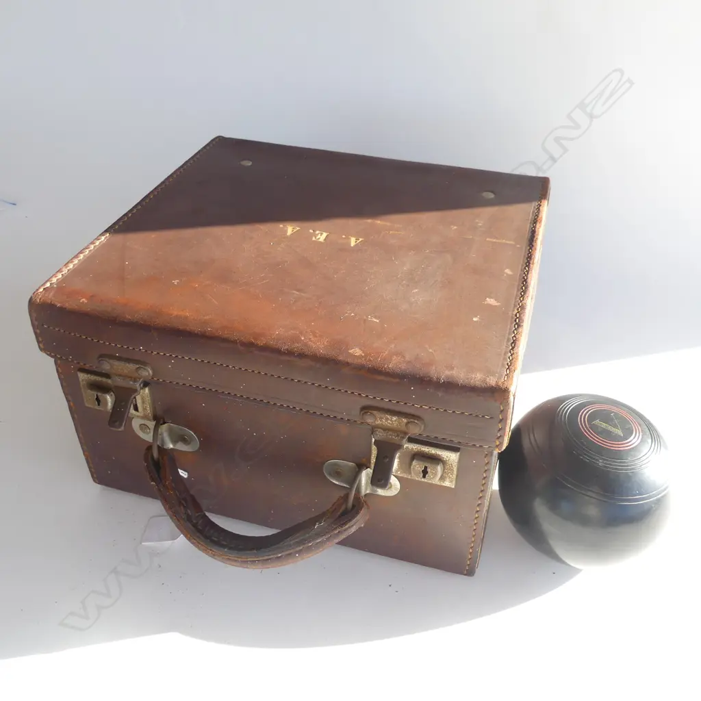 4 ORIGINAL BAKELITE BOWLING BALLS. IN ORIGINAL SQUARE LEATHER CASE WITH SCORER AND MEASURER INCLUDED. H 180mm Image 1++