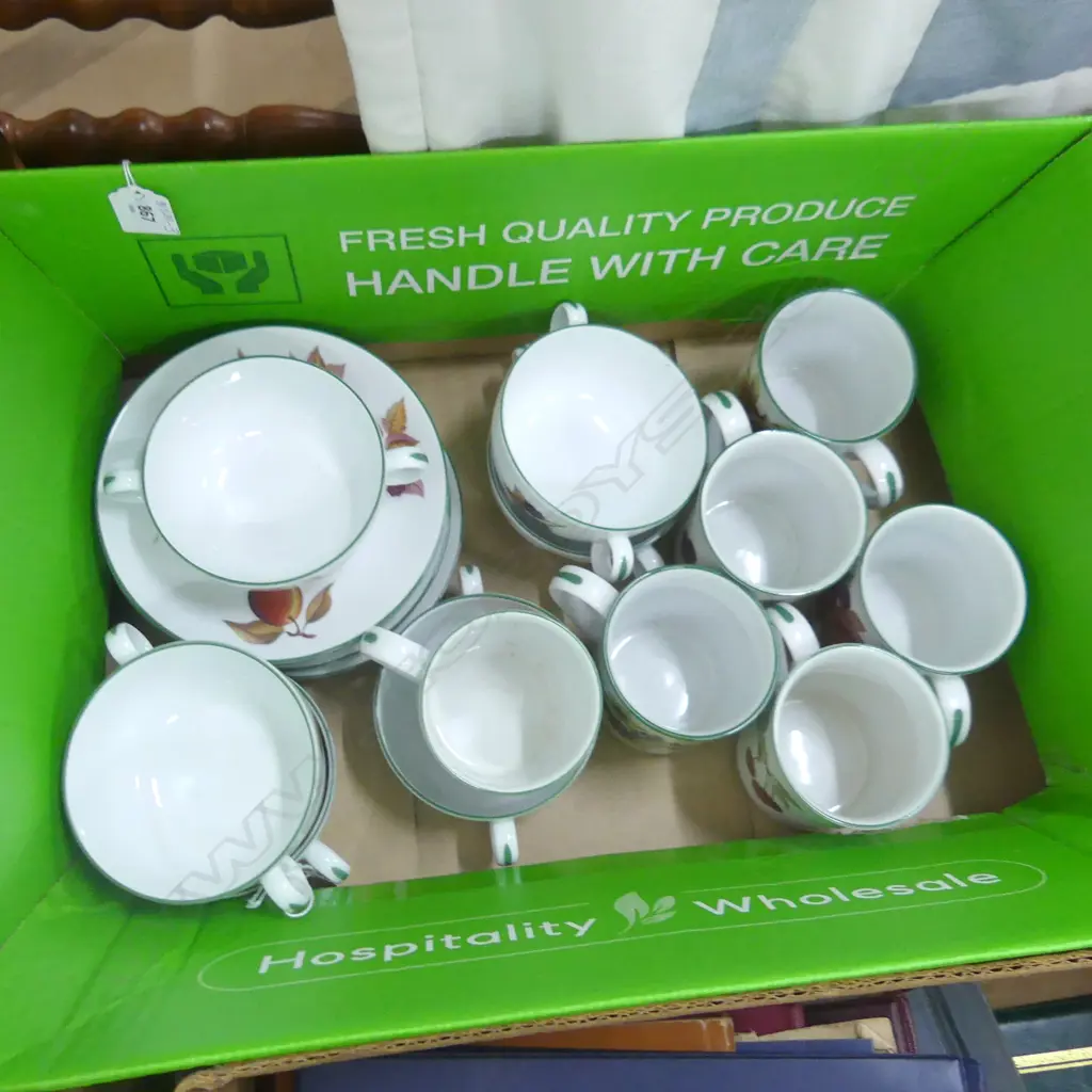 6 ROYAL WORCESTER EVESHAM VALE MUGS + 7SOUP BOWLS+ 6 SAUCERS H.95mm Image 1++
