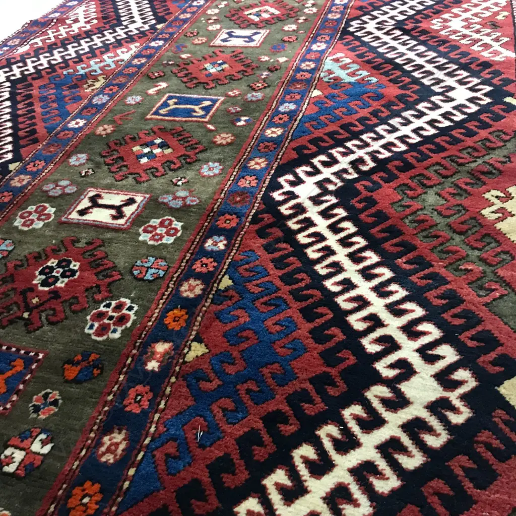 A Oisuzlu (so-called Borchalou Kazak) runner. First quarter 20thC. 382 x 160cm. Image 1++