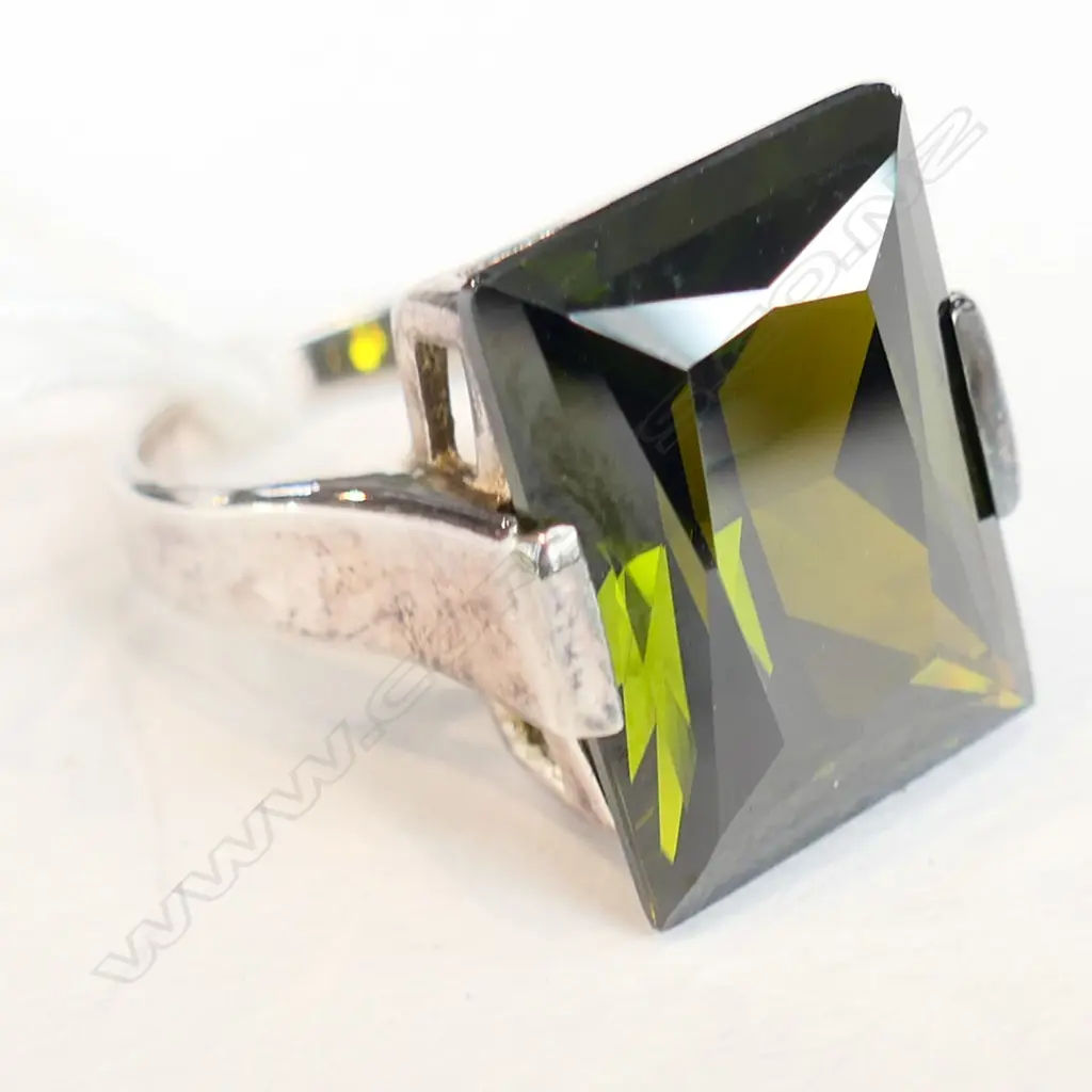 STG  PINE GREEN GLASS ? DRESS RING 69 GRAMS Image 1++