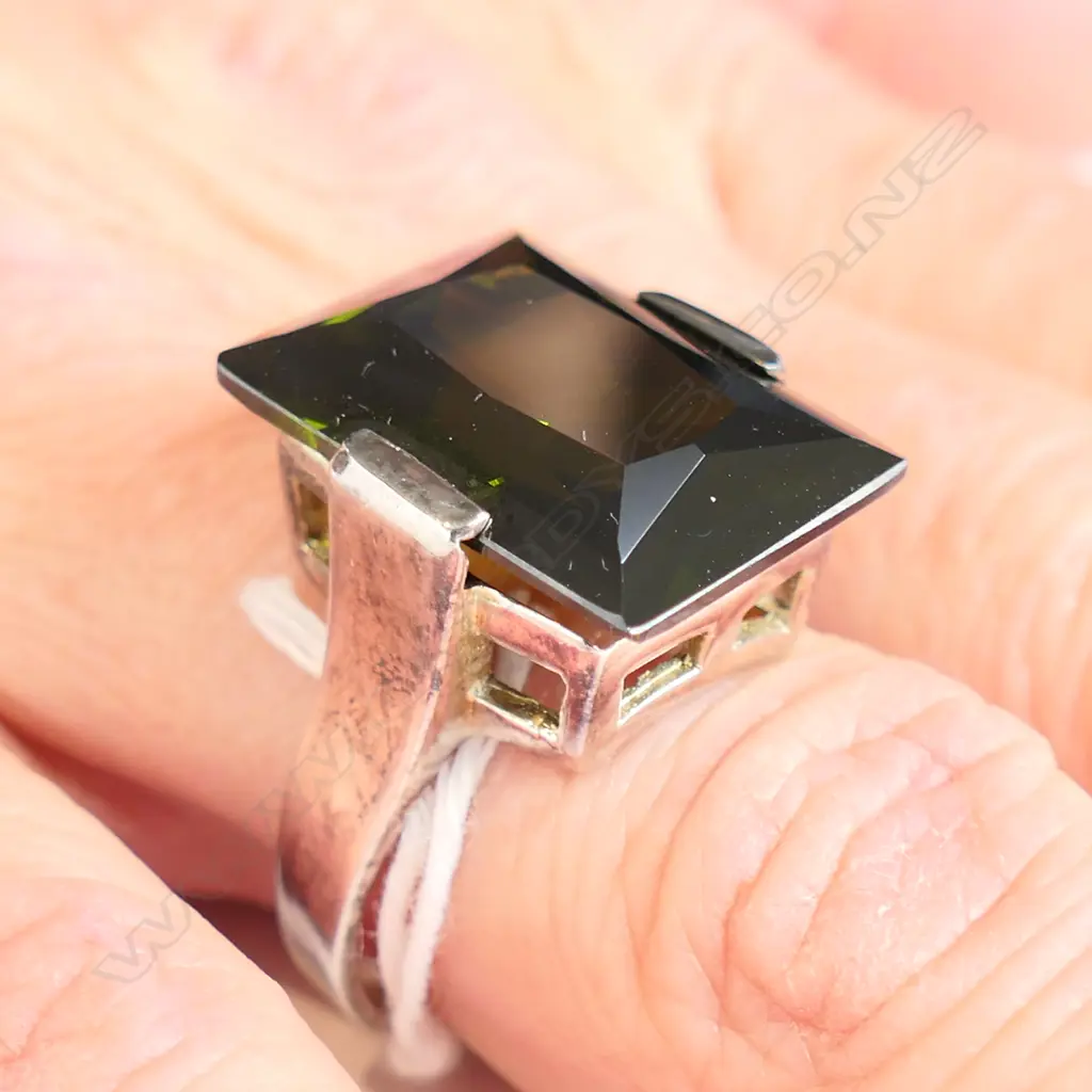 STG  PINE GREEN GLASS ? DRESS RING 69 GRAMS Image 1++