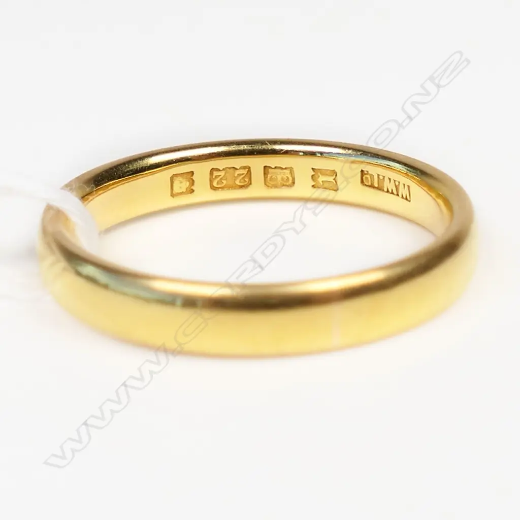22CT GOLD WEDDER 5.7gm  SIZE R Image 1++