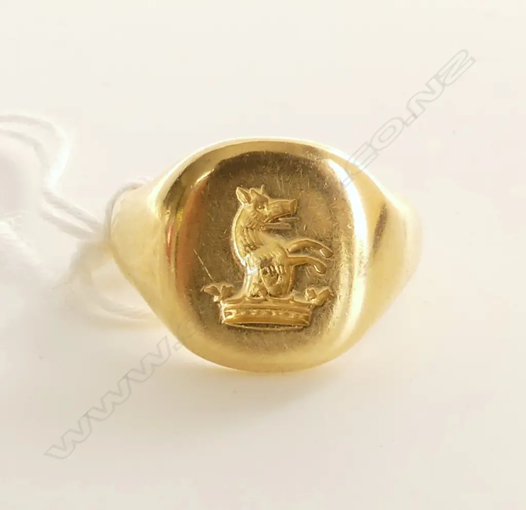 18CT GOLD SIGNET RING 9.88gm  SIZE N 1/2 Image 1++