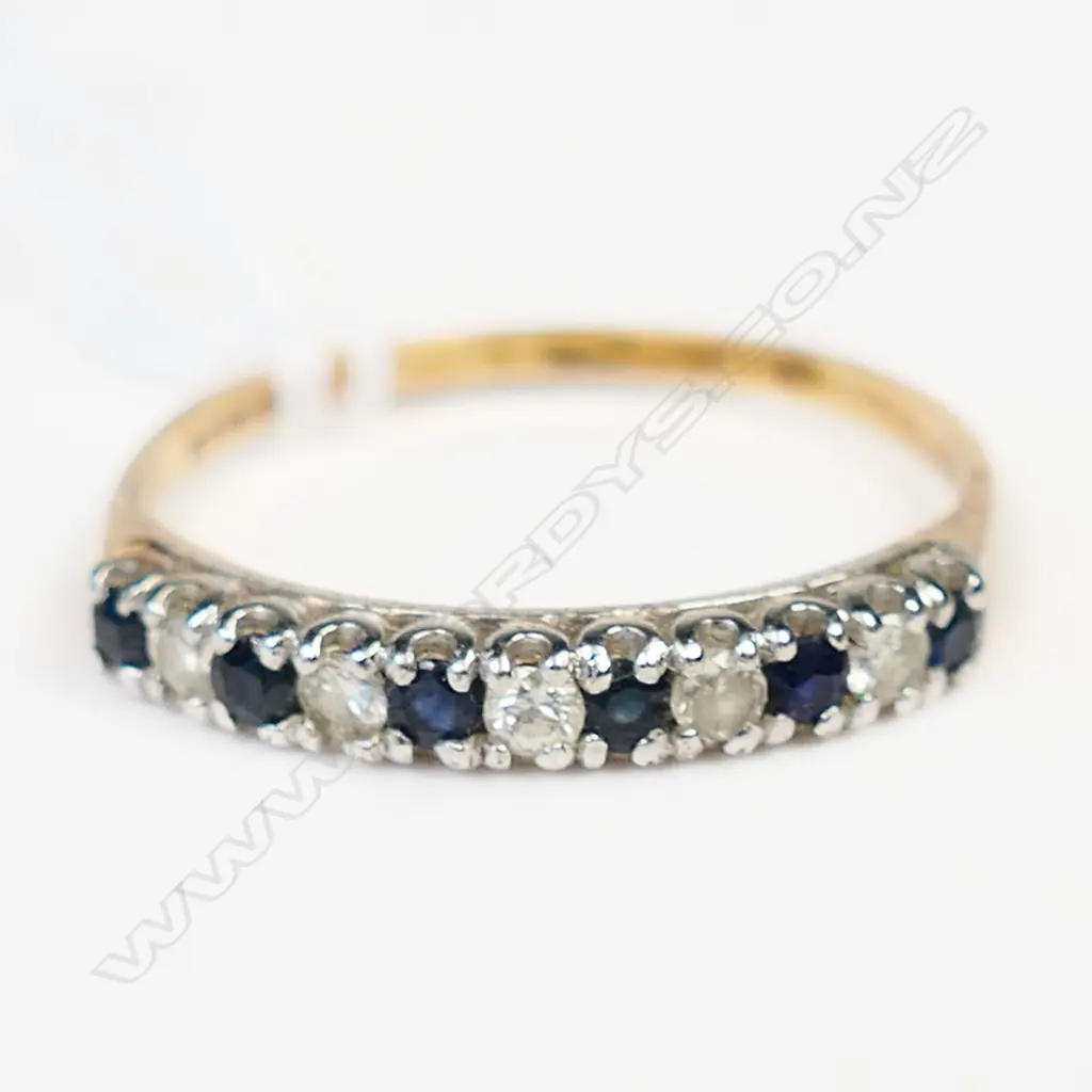 9CT GOLD WHITE STONE/SAPPHIRE BAND  SIZE S Image 1++