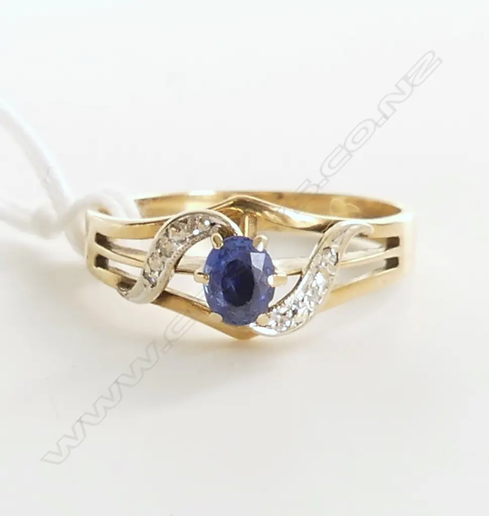 9ct GOLD SAPPHIRE  & DIAMOND RING 2.77gms  SIZE R Image 1++