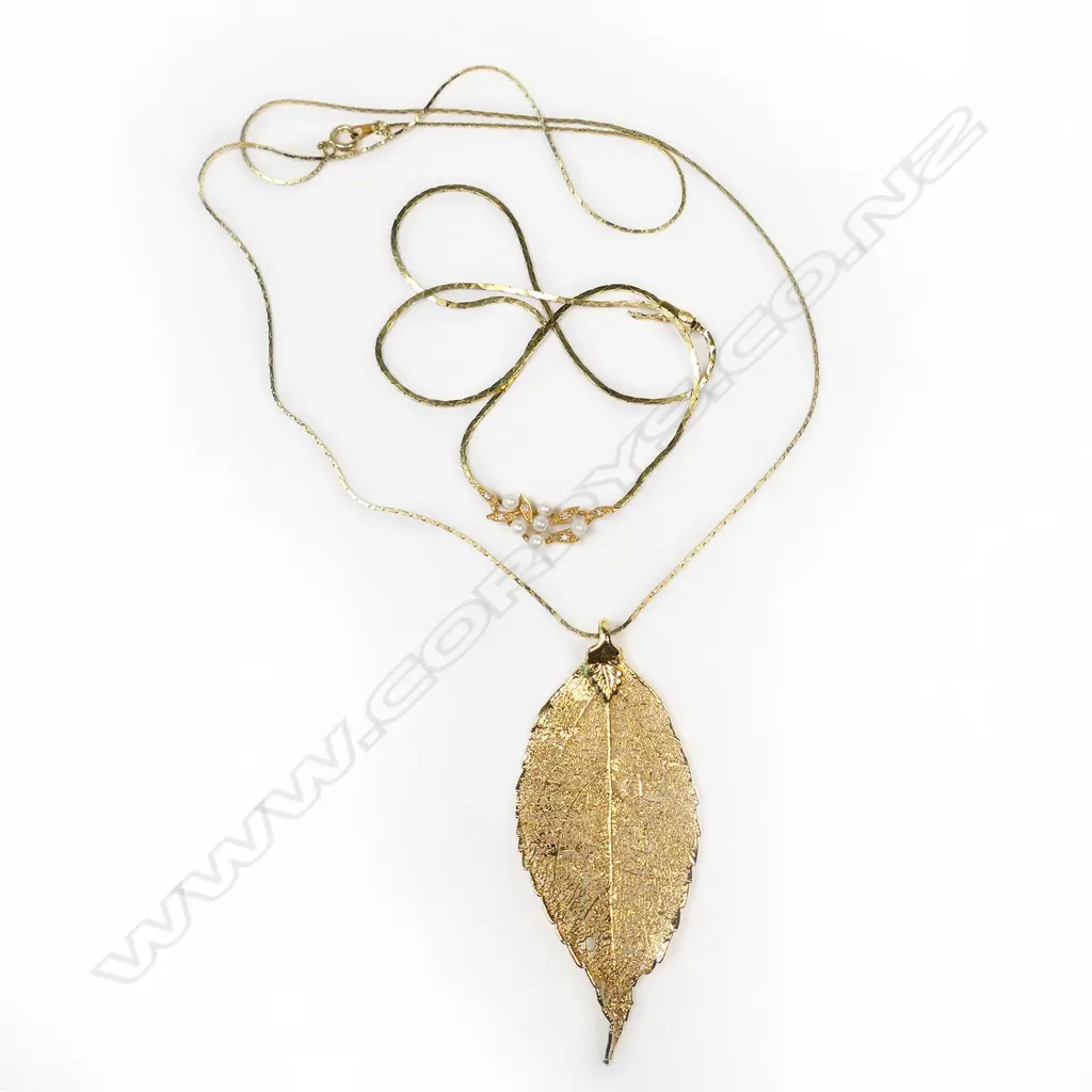9CT GOLD PEARL & DIAMOND PENDANT/GOLD PLATED CHAIN AND LEAF Image 1++