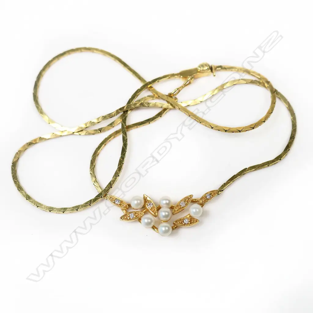 9CT GOLD PEARL & DIAMOND PENDANT/GOLD PLATED CHAIN AND LEAF Image 1++