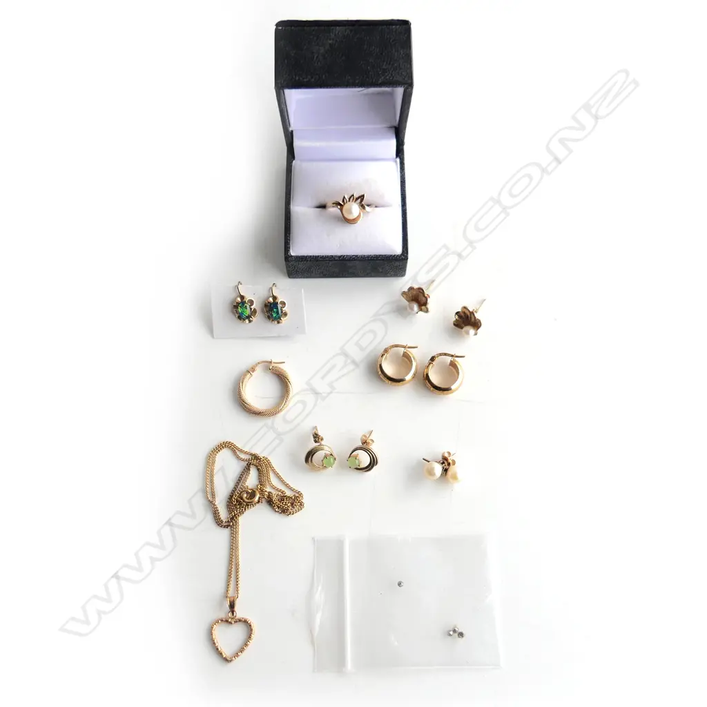 SML BOX w 9ct GOLD EARRINGS PEARL DRESS RING  ETC Image 1++