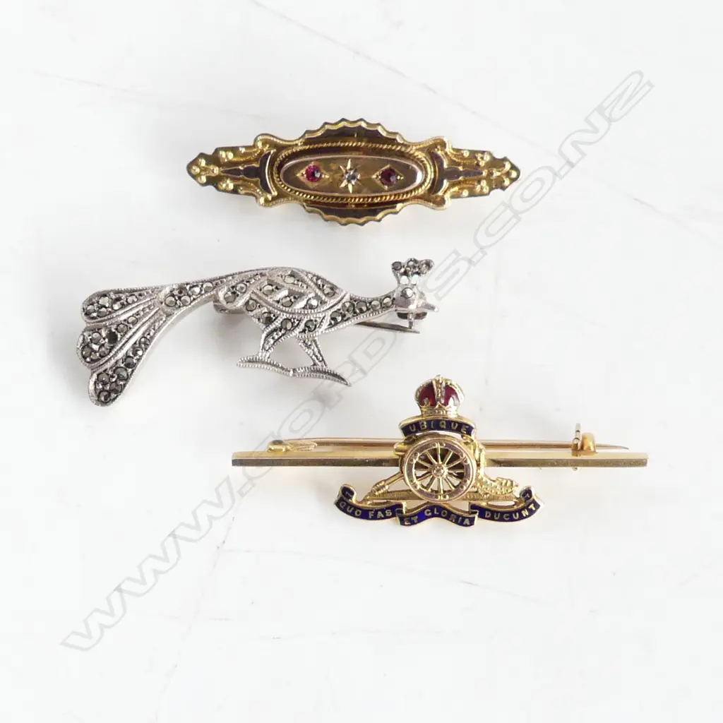 3 BROOCHES 2x 9CT (VICTORIAN & MILITARY) 5.7 GM + STG PEACOCK L.40mm Image 1++