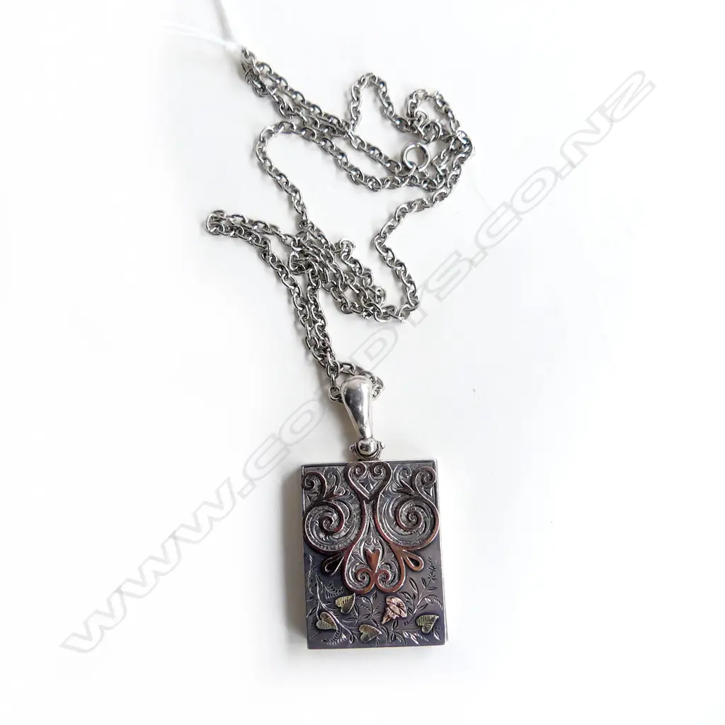 VINTAGE SILVER ENGRAVED LOCKET W GOLD ON SILVER CHAIN Image 1++