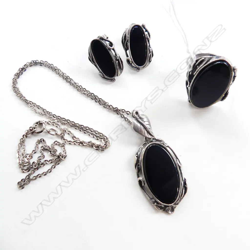VINTAGE 3 PCE STG & BLACK ONYX JEWELLERY SET; RING, PENDANT NECKLACE, PR EARRINGS Image 1++