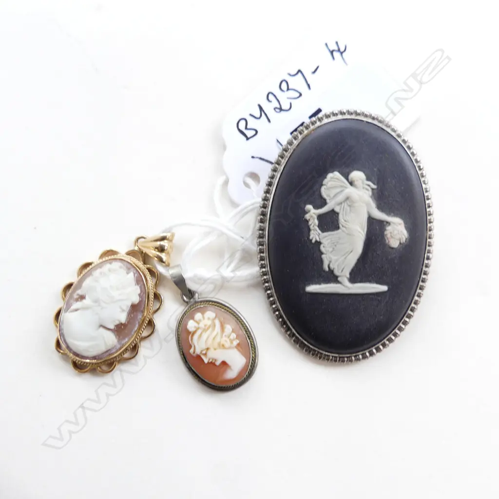 9CT GOLD FRAMED CAMEO PENDANT/SILVER CAMEO PENDANT/WEDGWOOD JASPERWARE BROOCH Image 1++