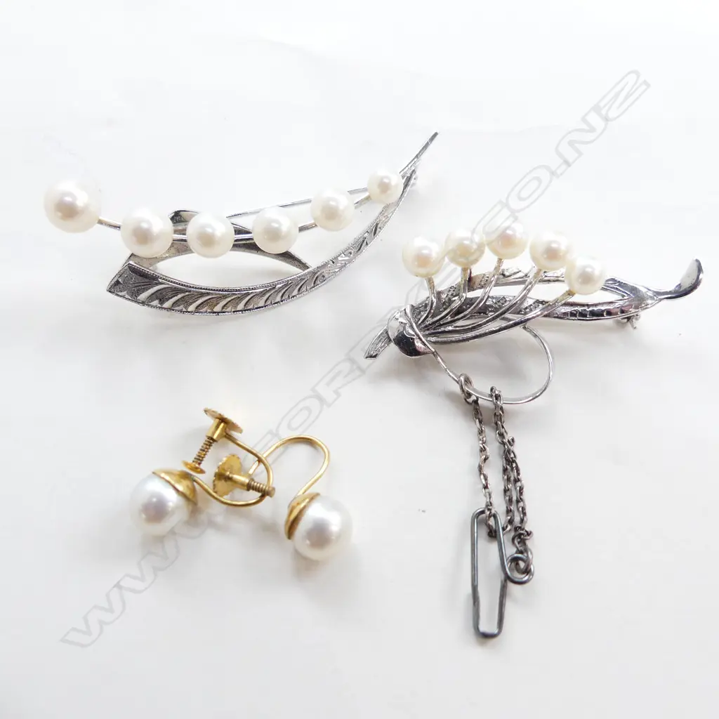 2 ST SILVER & PEARL BROOCHES & PEARL SCREW BACK EARRINGS (one broken) Image 1++