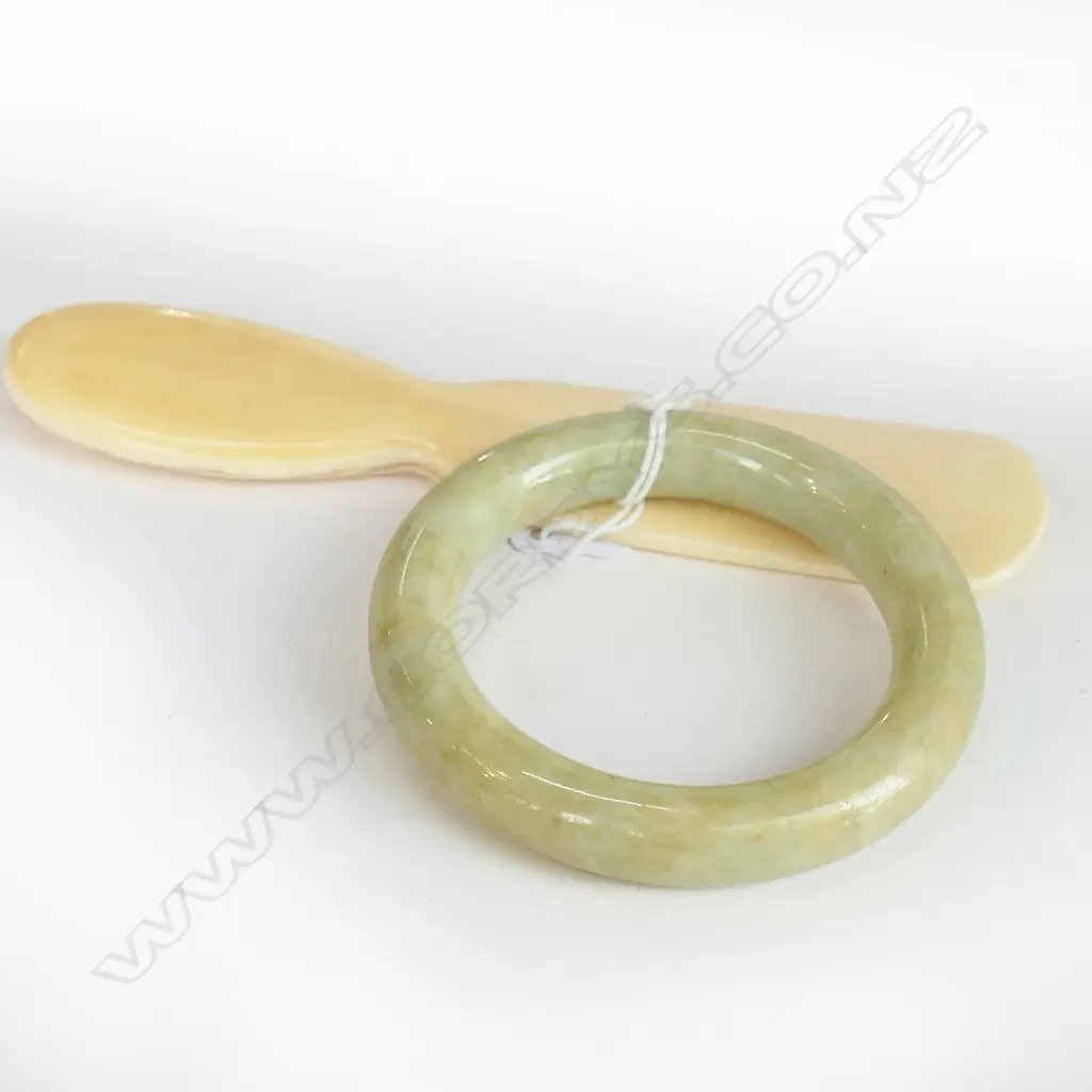 ANTIQUE IVORY SHOE HORN & JADE BANGLE 55mm int. dia. Image 1++
