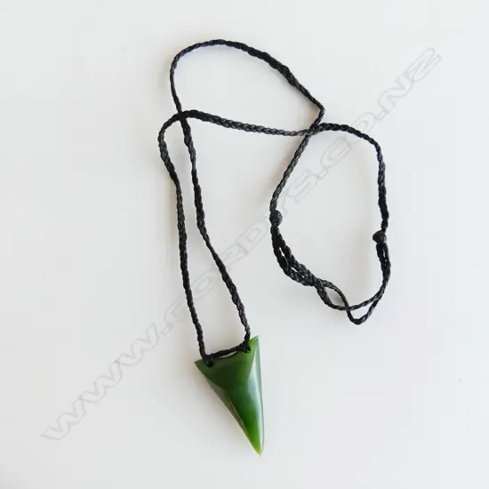 TE KAHA carved pounamu (gem kahurangi) rei niho (whale tooth) pendant with certificate 2016. L 50mm