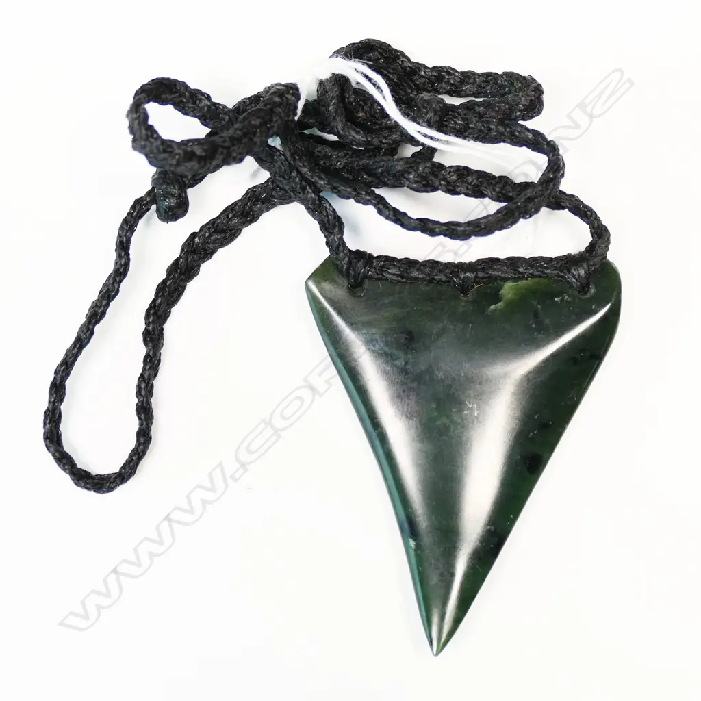 TE KAHA carved kahotea pounamu lge rei niho (eye tooth) pendant with certificate 2017 Image 1++