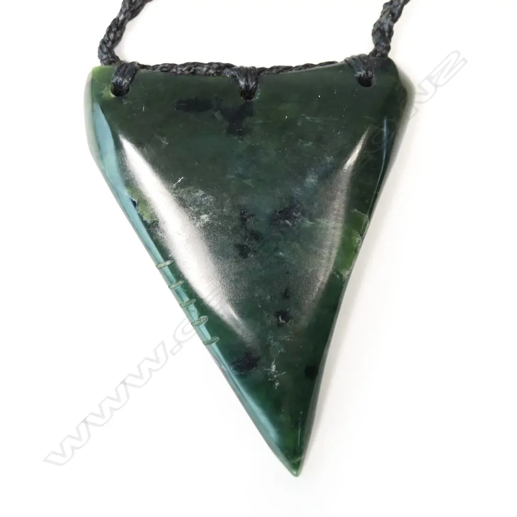 TE KAHA carved kahotea pounamu lge rei niho (eye tooth) pendant with certificate 2017 Image 1++