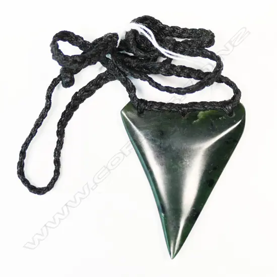 TE KAHA carved kahotea pounamu lge rei niho (eye tooth) pendant with certificate 2017