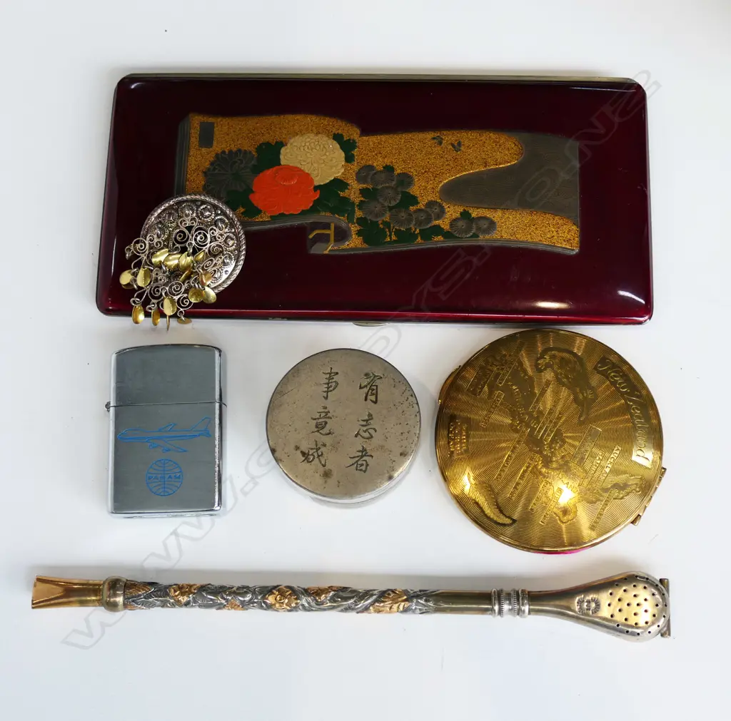 6 PCES; 800 SILVER STRAW L.200mm, STG BROOCH NORWAY, NZ COMPACT, JAPANESE ENAMELLED CASE W.185mm, INK, PAN AM LIGHTER Image 1++