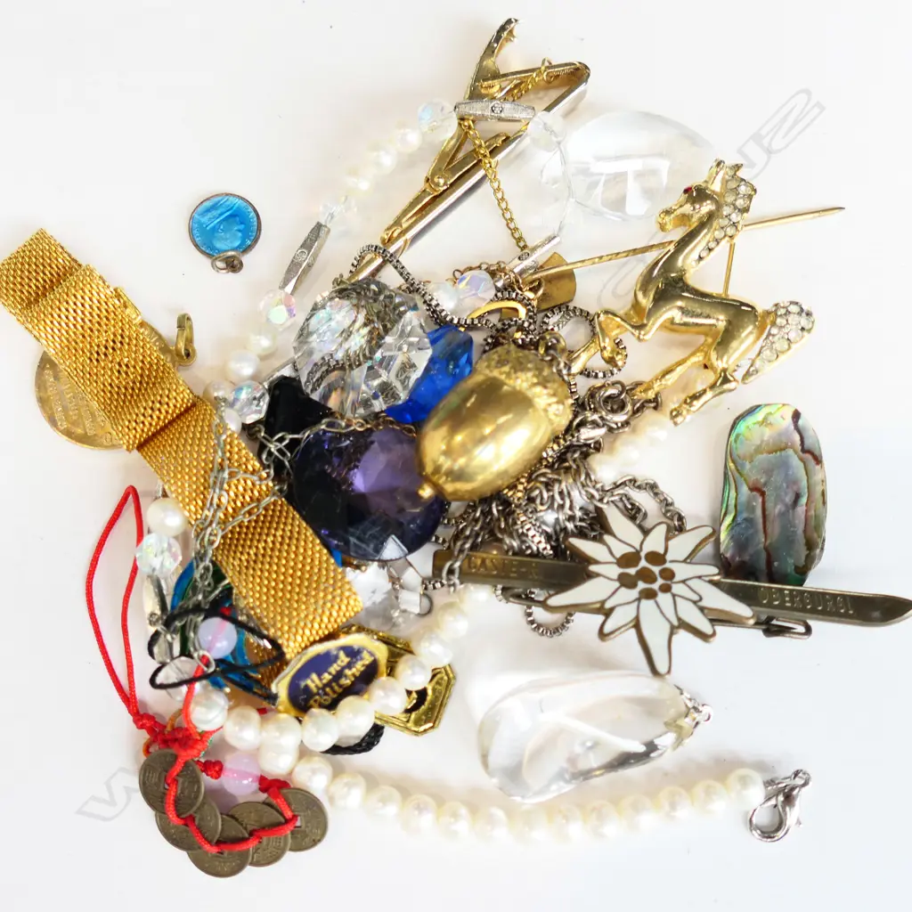 ASSORTED COSTUME JEWELLERY Image 1++