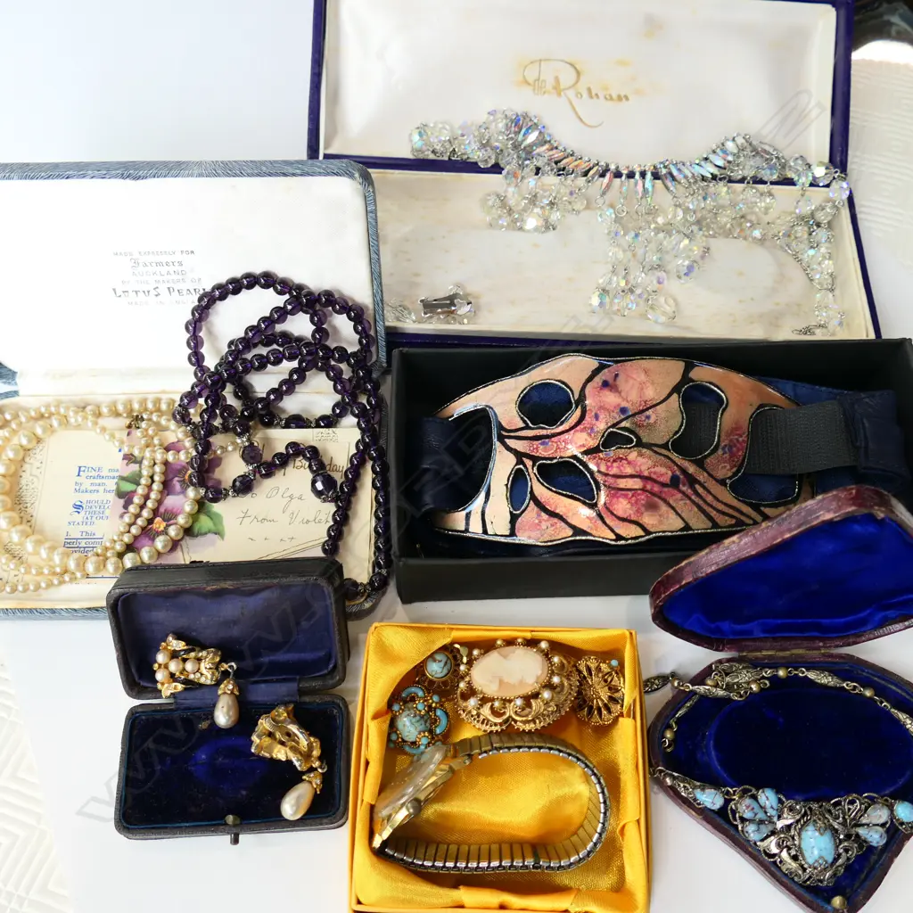 ASST. COSTUME JEWELLERY, WATCHES & BOXES Image 1++