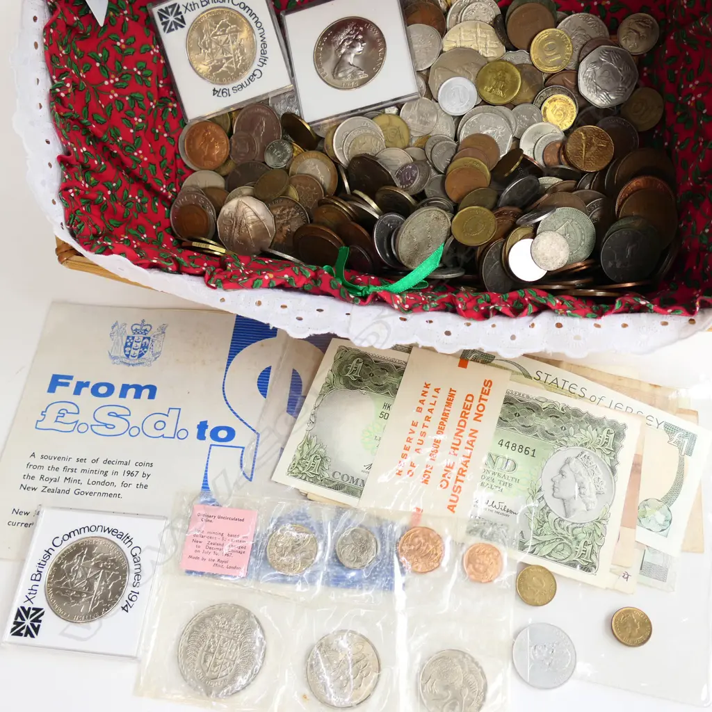 BASKET ASST. WORLD NOTES & COINS ETC Image 1++