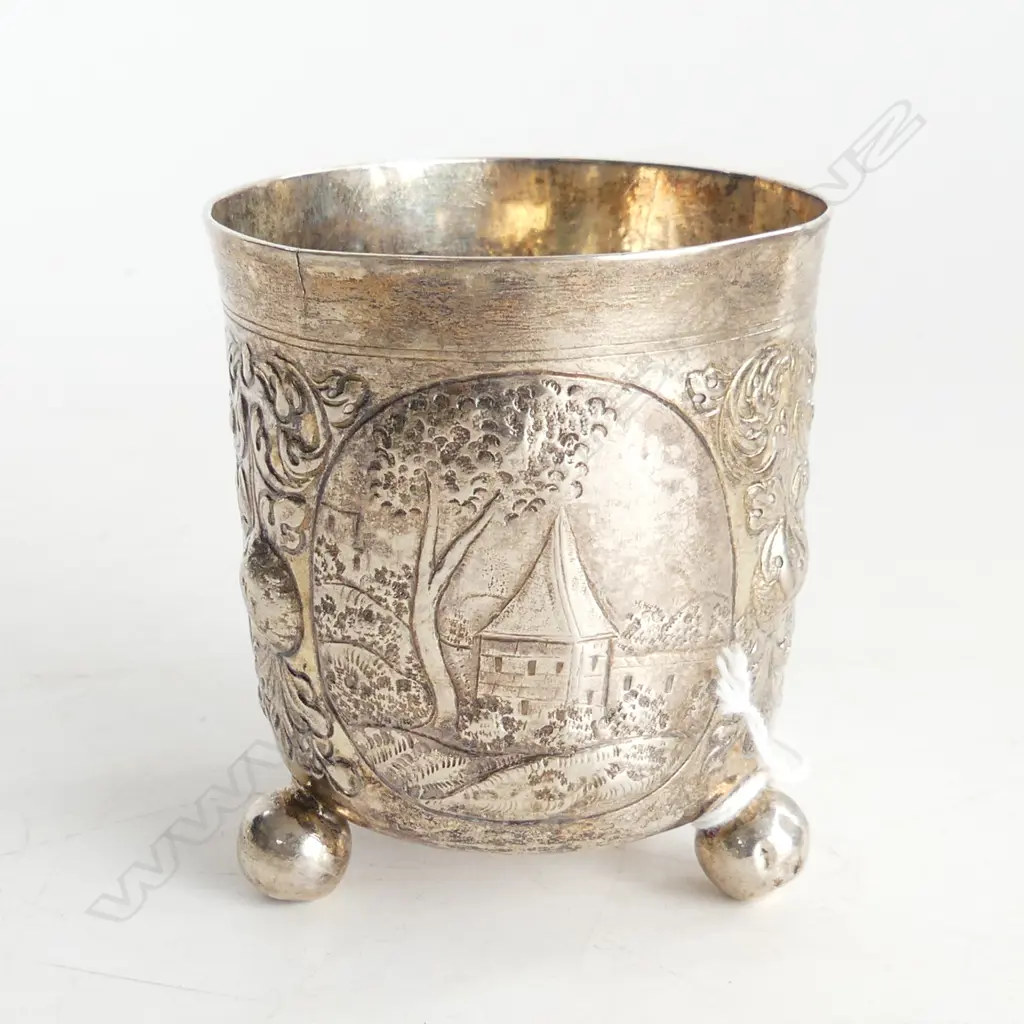 ANTIQUE CONTINENTAL SILVER GILT LINED EMBOSSED BEAKER ON 3 BALL FEET - GERMAN 18thC? H.75mm 70 GM Image 1++