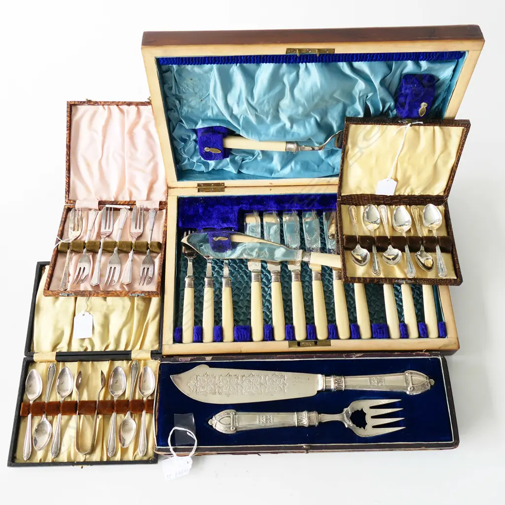 5 BOXED CUTLERY SETS, 2 SPOONS, 1 FORKS, CARVING SET & WOODEN BOXED FISH SET. Image 1++