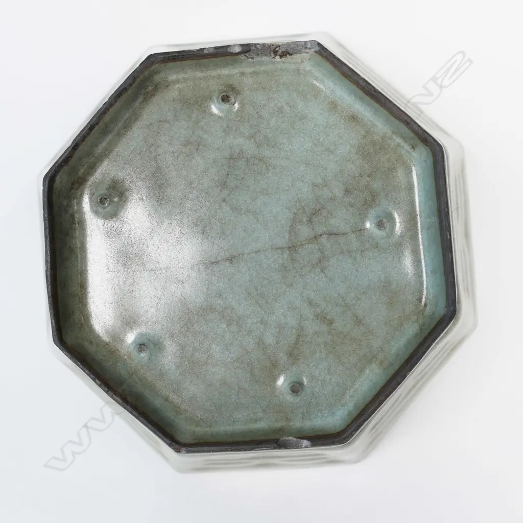 OCTAGONAL GUAN TYPE DISH FIRED ON STILTS INSCRIPTION TO CAVETTO  DIA 130MM Image 1++