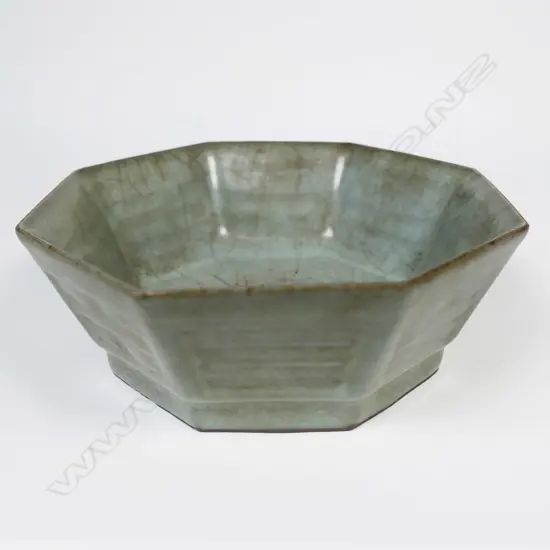 OCTAGONAL GUAN TYPE DISH FIRED ON STILTS INSCRIPTION TO CAVETTO  DIA 130MM