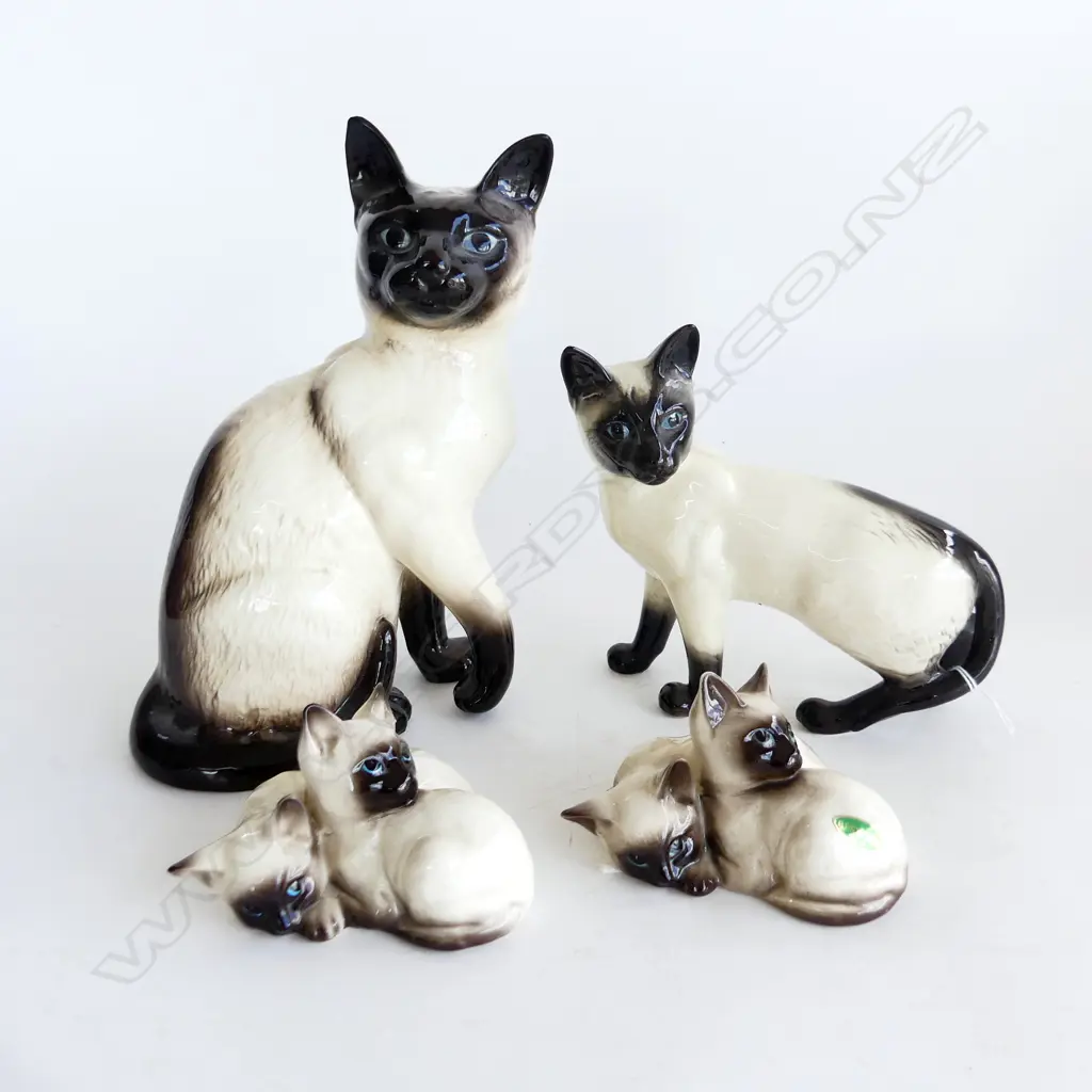2 BESWICK SIAMESE CATS H. 250 (No.1882) & 160mm plus TWO KITTEN GROUPS,   (1 WITH HAIRLINE) Image 1++