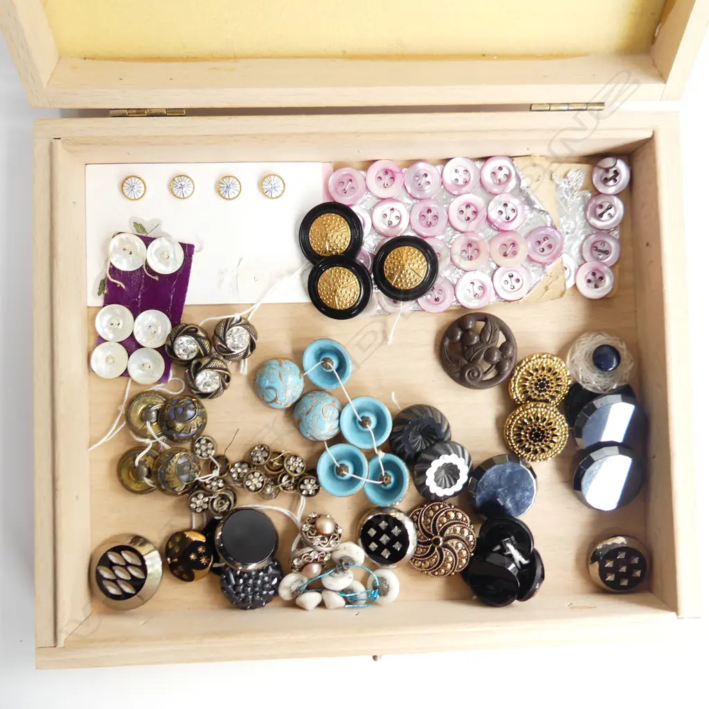 SMALL WOODEN BOX W290MM & CONTENTS OF VINTAGE GLASS & MOP BUTTONS Image 1++