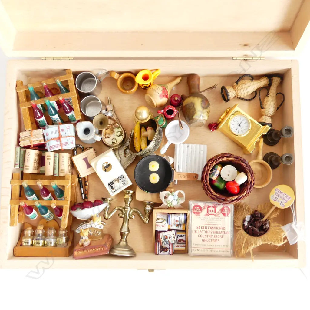 SMALL WOODEN BOX W290MM & CONTENTS MINITURE DOLLS HOUSE FURNITURE Image 1++