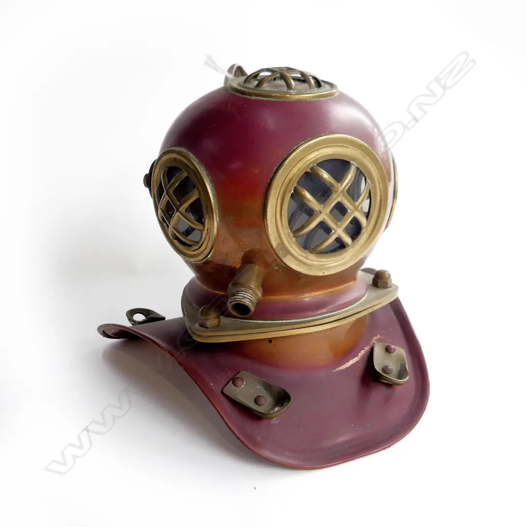 SML BRASS ORNAMENTAL DIVERS HELMET, H.180mm Image 1++