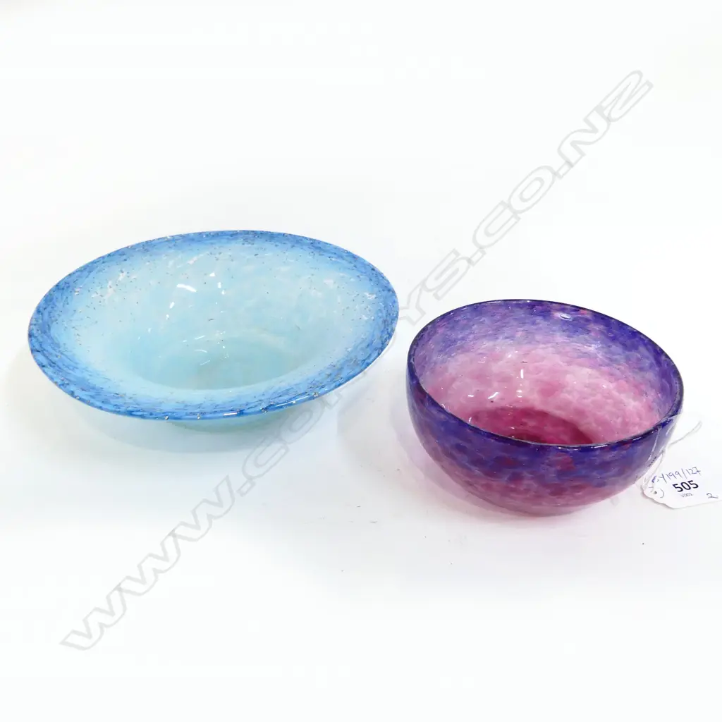 2 MONCRIEFF MONART WARE ART GLASS BOWLS; BLUE w. MICA FLECKS 190mm dia, PINK / PURPLE w. ORIG. LABEL VERSO 125mm dia   Image 1++