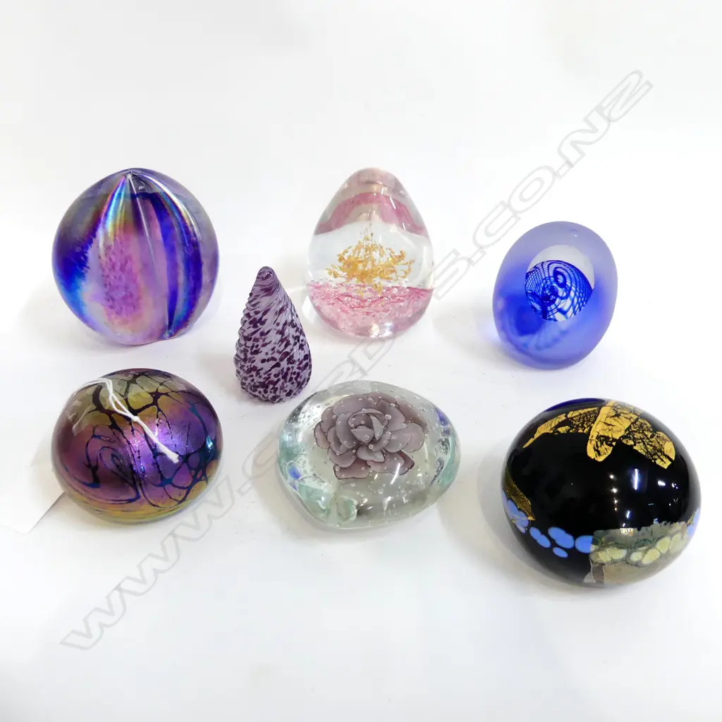 7 ASST. IRIDESCENT ART GLASS PAPERWEIGHTS, INCL. 2 GARY NASH H.105mm Image 1++