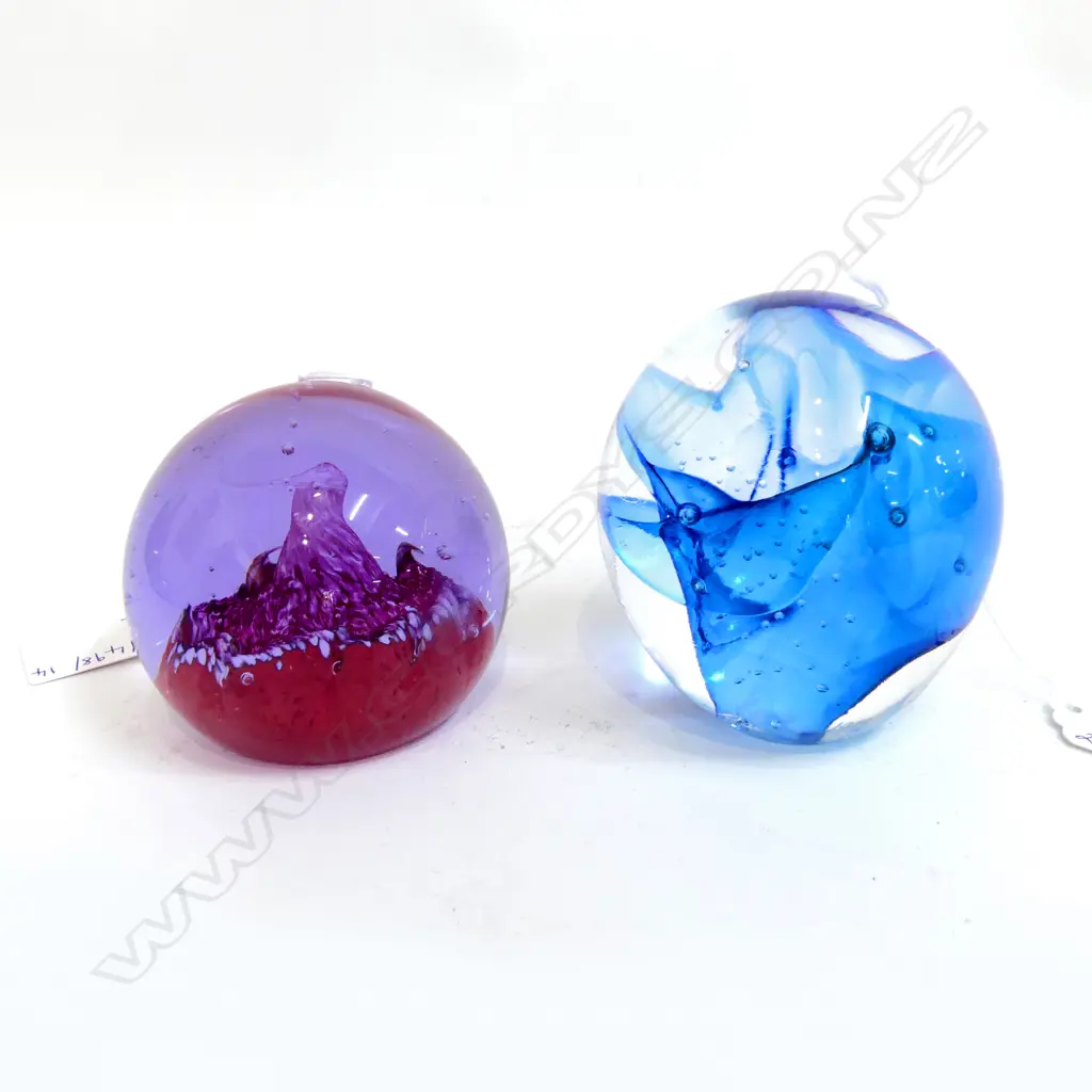 2 SIGNED PAPERWEIGHTS; PETER RAOS 1998 H.80mm, CAITHNESS 'DESERT SPRING' H.65mm Image 1++