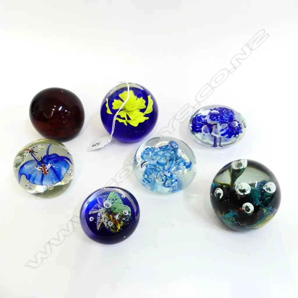 7 ASST. ART GLASS PAPERWEIGHTS H.75mm Image 1++
